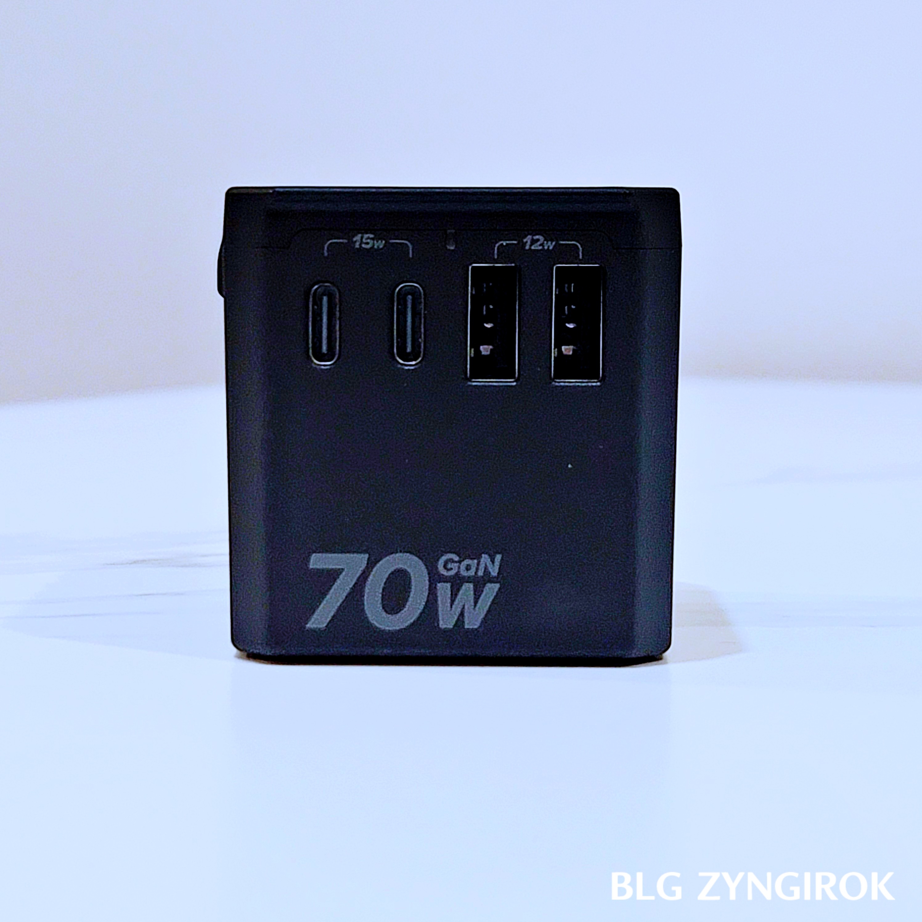 슈피겐 여행용 어댑터 - 충전구 모습이다.