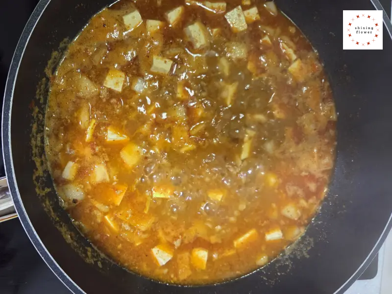 마파두부덮밥-고기와 양파가 익으면 물 붓고 끓이기