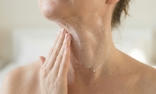 시술 후 재생크림은 손끝으로 부드럽게, 아래에서 위로 바르는 모습