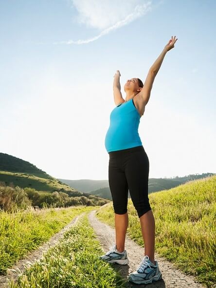 걷기 운동 후 숨쉬기 하는 임산부