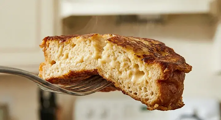 포크로 들어 올려 단면이 보이는 프렌치토스트 클로즈업 사진