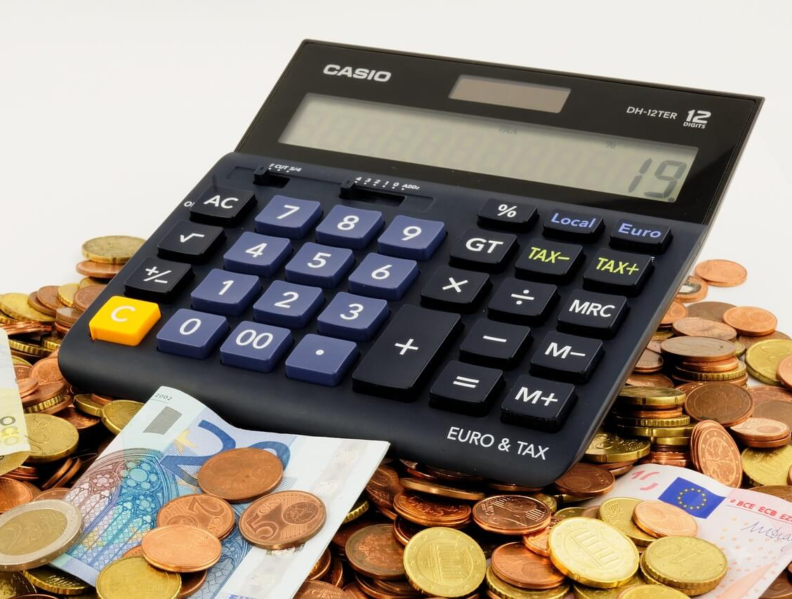 동전과 지폐 위 계산기