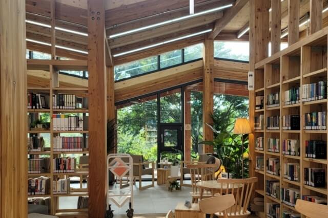 오동숲속도서관 실내 모습