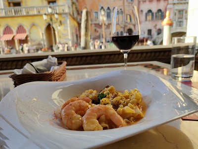 하얀 접시에 파스타가 올라가 있다.