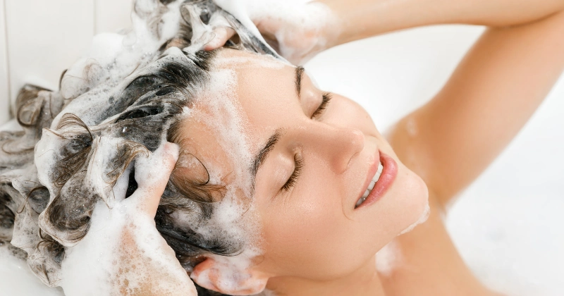 머리 감는 모습