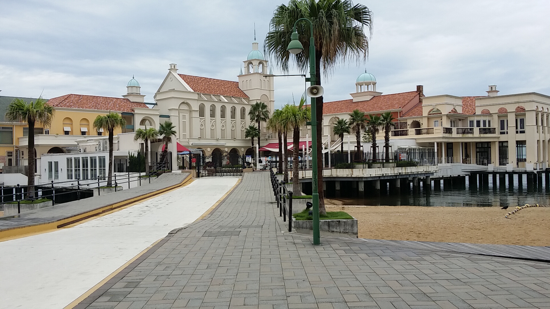 후쿠오카 도심에서 잠시 쉬기 좋았던 산책 공간입니다.