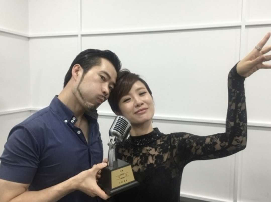 가수 박기영과 한걸음 함께 있는 모습