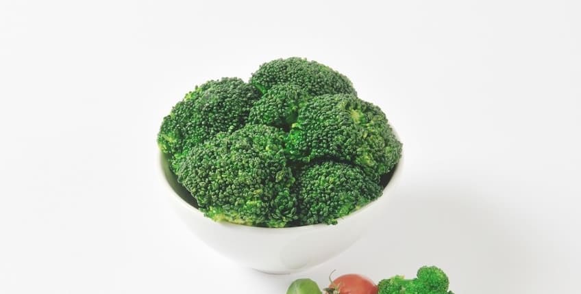 사기 그릇에 담겨 있는 브로콜리