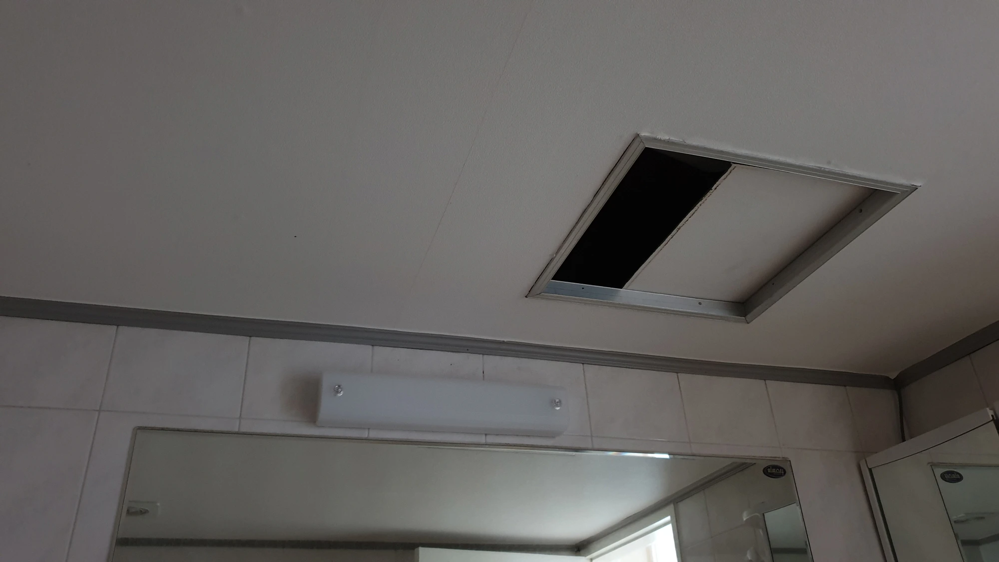 화장실 천장 구멍