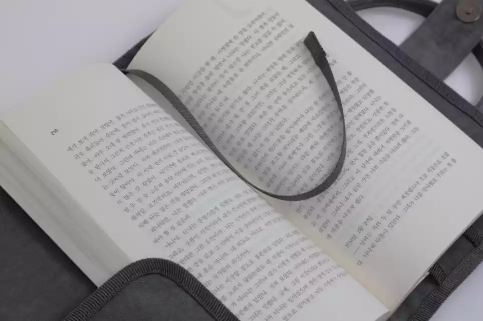 책갈피가 달려있는 가방