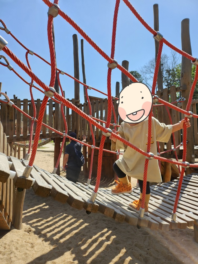 놀이터에서 노는 아이