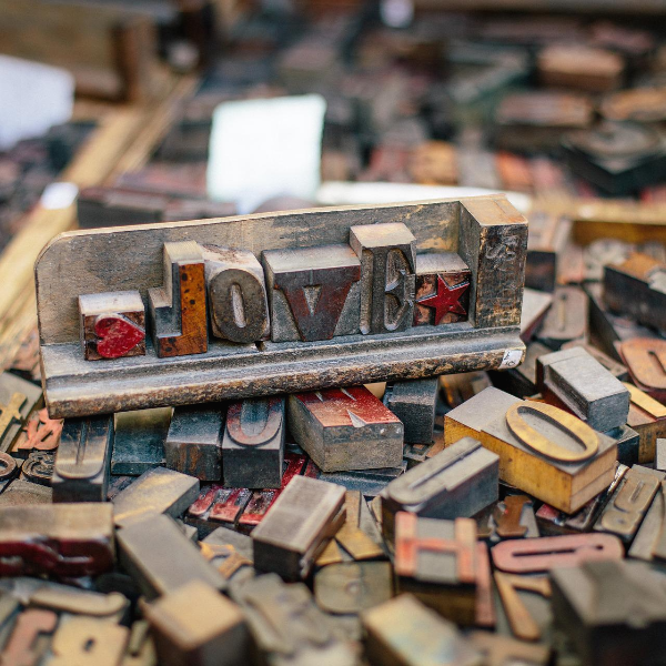 첫 번째 방법은 뜻이 좋은
단어를 활용하는 것입니다.
우리나라에서도 이름을 지을 때
한자이름이든 한글이름이든
뜻을 고려하잖아요.
영어이름짓기를 할 때도
이처럼 뜻이 좋은 단어를
그대로 사용하거나 약간의 변형을
주어 사용할 수 있답니다.
Sophia / Sophie
그리스어로 ‘지혜’를 뜻하는
소피아에서 비롯된 이름인데요.
소피아 라는 이름도 짧게 부를 때
소피 라고 불리기도 한답니다.
Chloe / Khloe
클레어 또는 끌레어 라는
이름은 영어권 뿐만 아니라
프랑스 등 유럽에서도 많이 볼 수 있어요.
그만큼 세련되고 인기가
높다고 생각할 수 있겠죠?
최근 C 대신에 K를 사용한
영어이름짓기를 통해서 자신만의
특별함을 나타내는 경우도 있답니다.