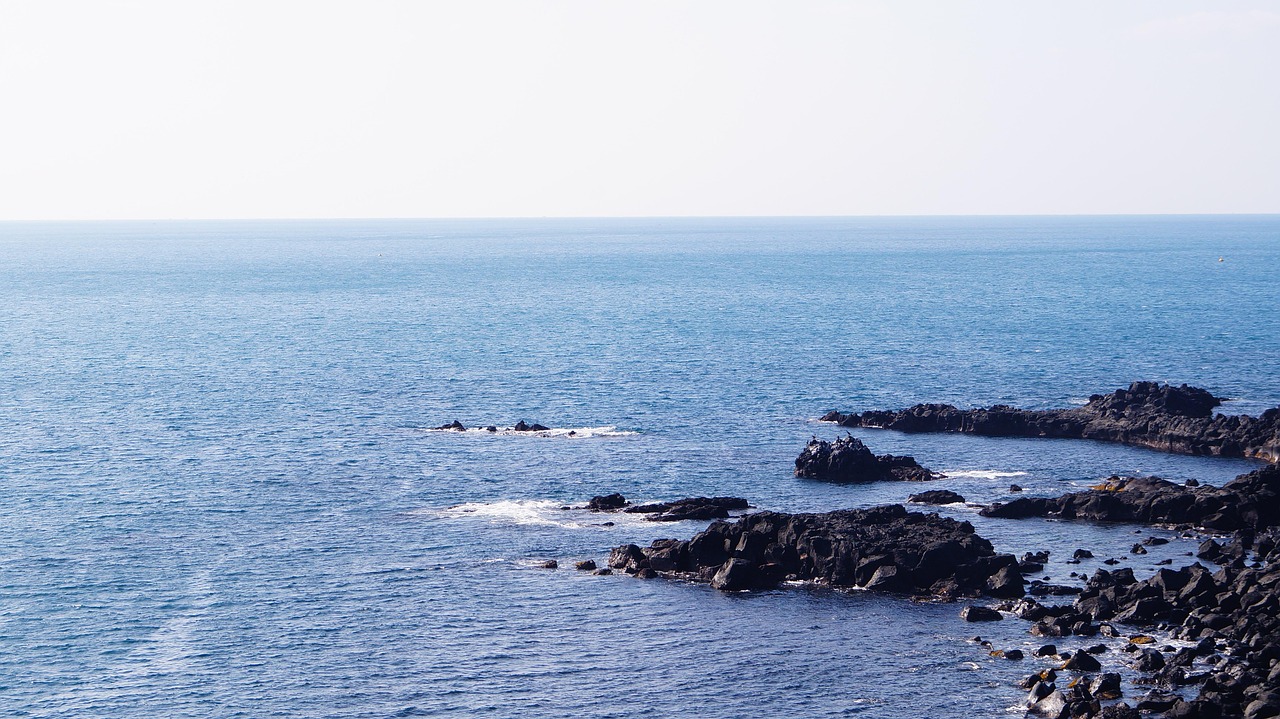 제주의 푸른 바다와 고요한 풍경