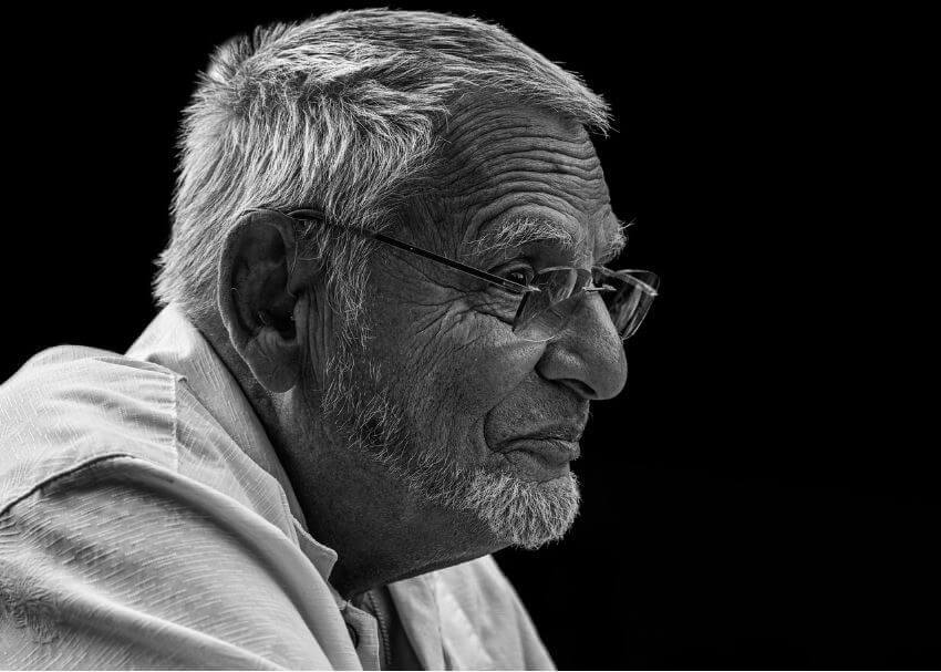 먼 곳을 응시하고 있는 할아버지