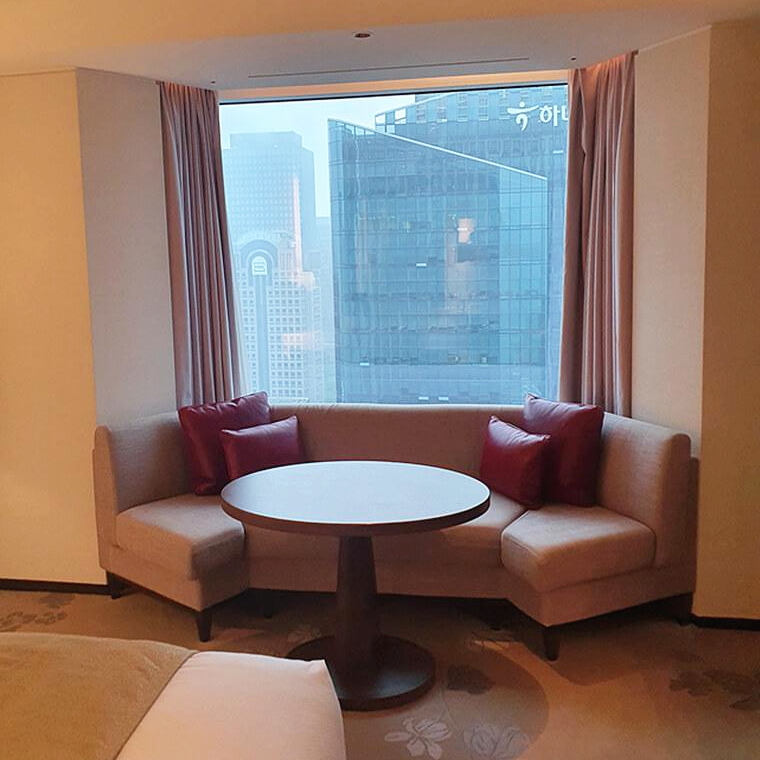 창가에-있는-쇼파