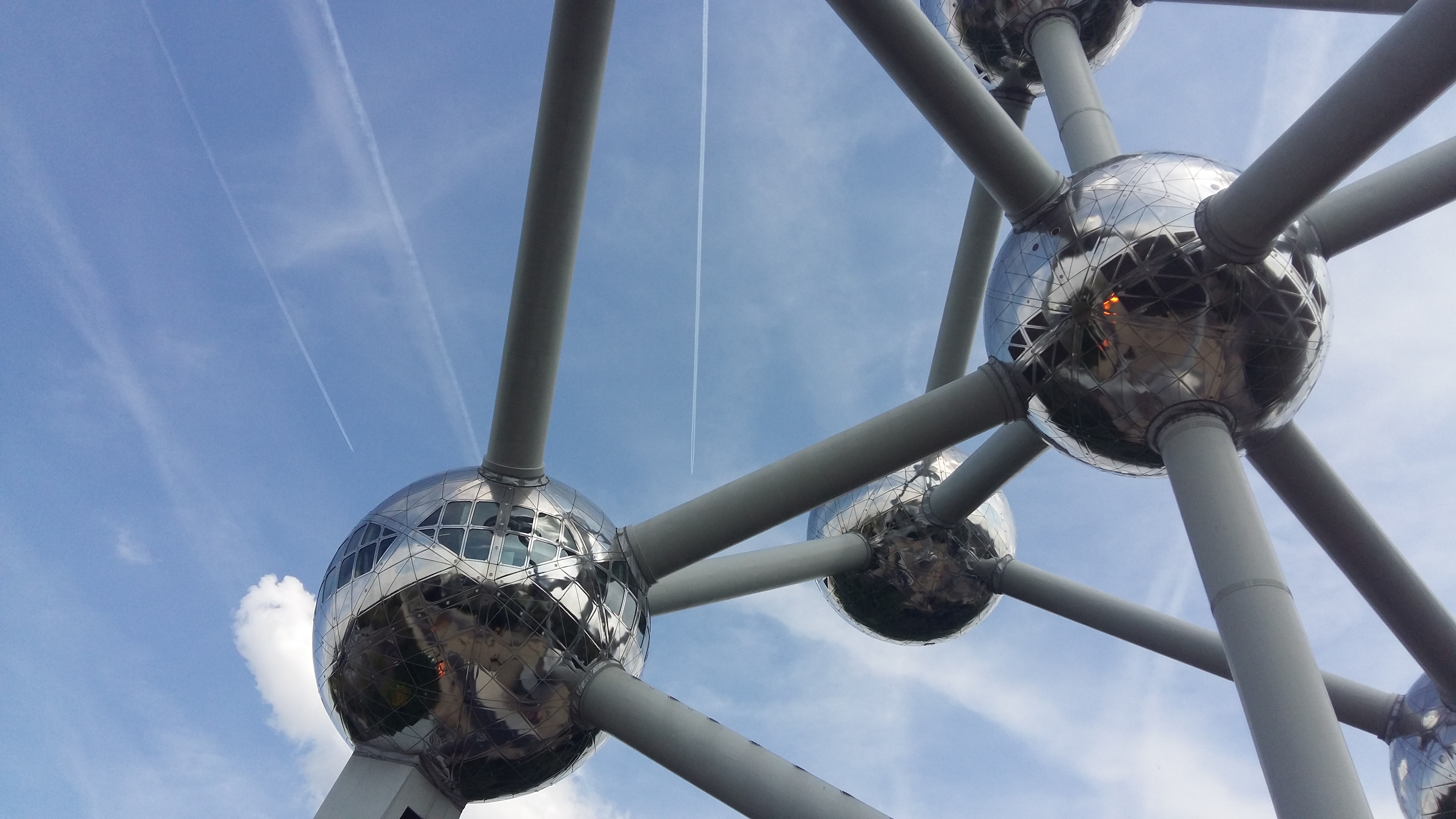 벨기에 브뤼셀 가까이서 본 아토미움