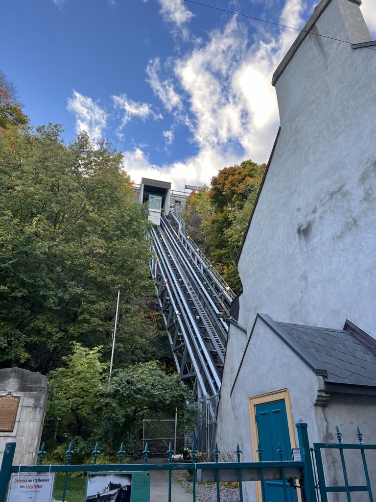 아래에서 찍은 퍼니큘러.