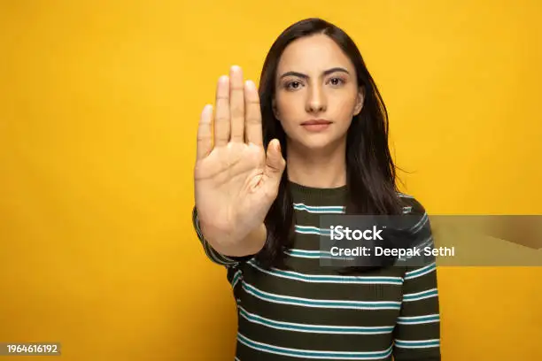 무언가를 금지시키는 여성