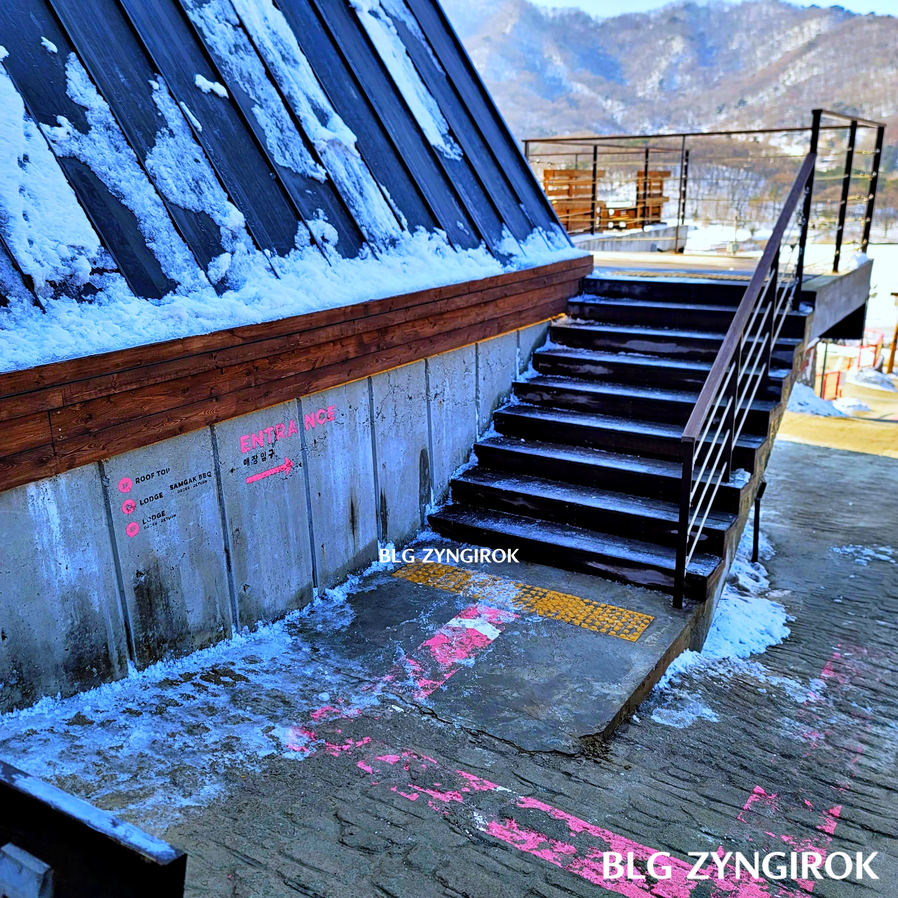 양주 카페 럿지 LODGE 입구 계단 모습이다.