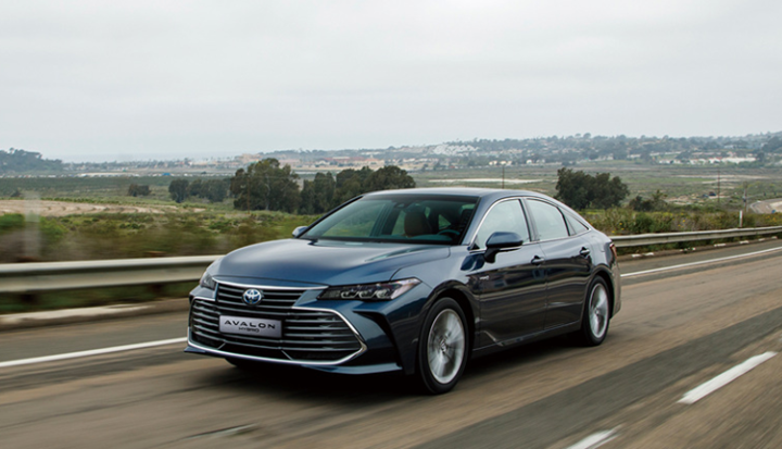 토요타-전기차-아발론