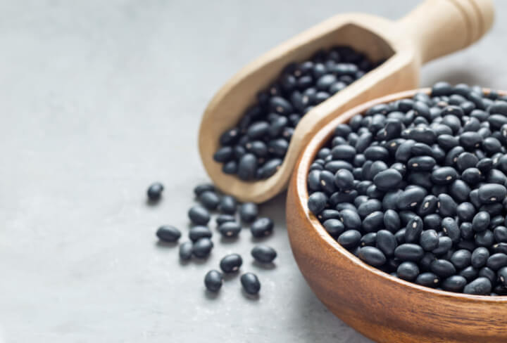 볼에-담긴-검은콩