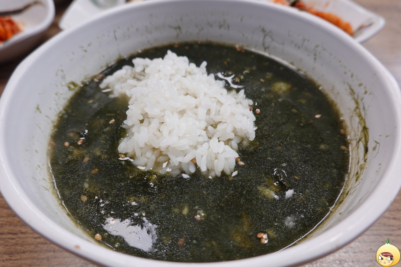 매생이굴국에 밥을 말아요