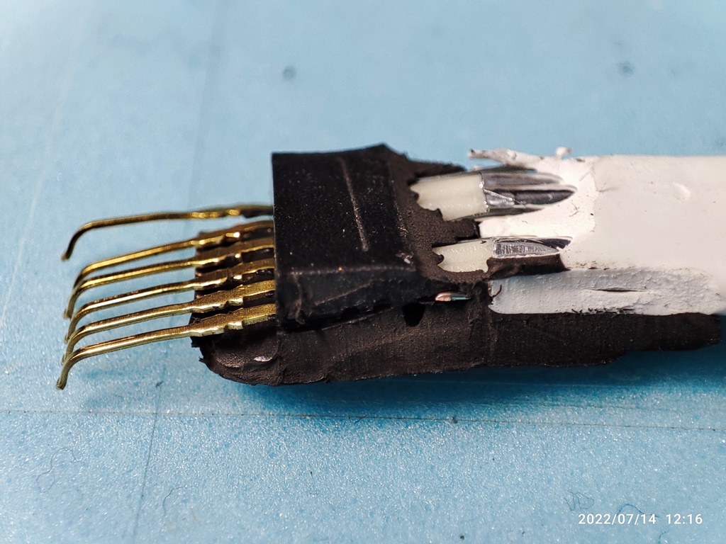 이 사타 케이블은 처음 분해하는 것이라서 내부 구조를 몰라서 막 잘라내고 벗겨내고 있습니다.