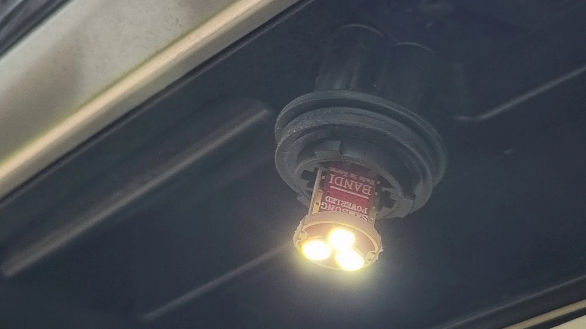 번호판 조명등 켜진 모습