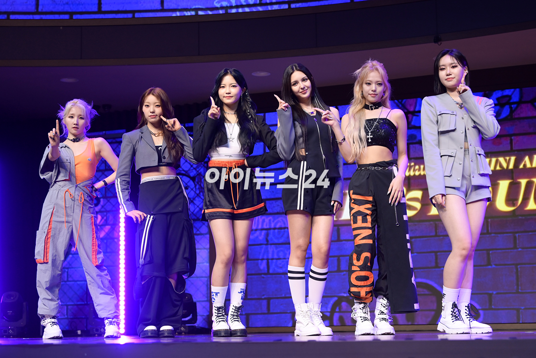 그룹 라필루스가 21일 오후 서울 강서구 스카이아트홀에서 진행된 라필루스(Lapillus) 두 번째 미니앨범 '걸스 라운드 파트 2'(GIRL's ROUND Part. 2) 발매 기념 쇼케이스에 참석하고 있다. [사진=정소희 기자]