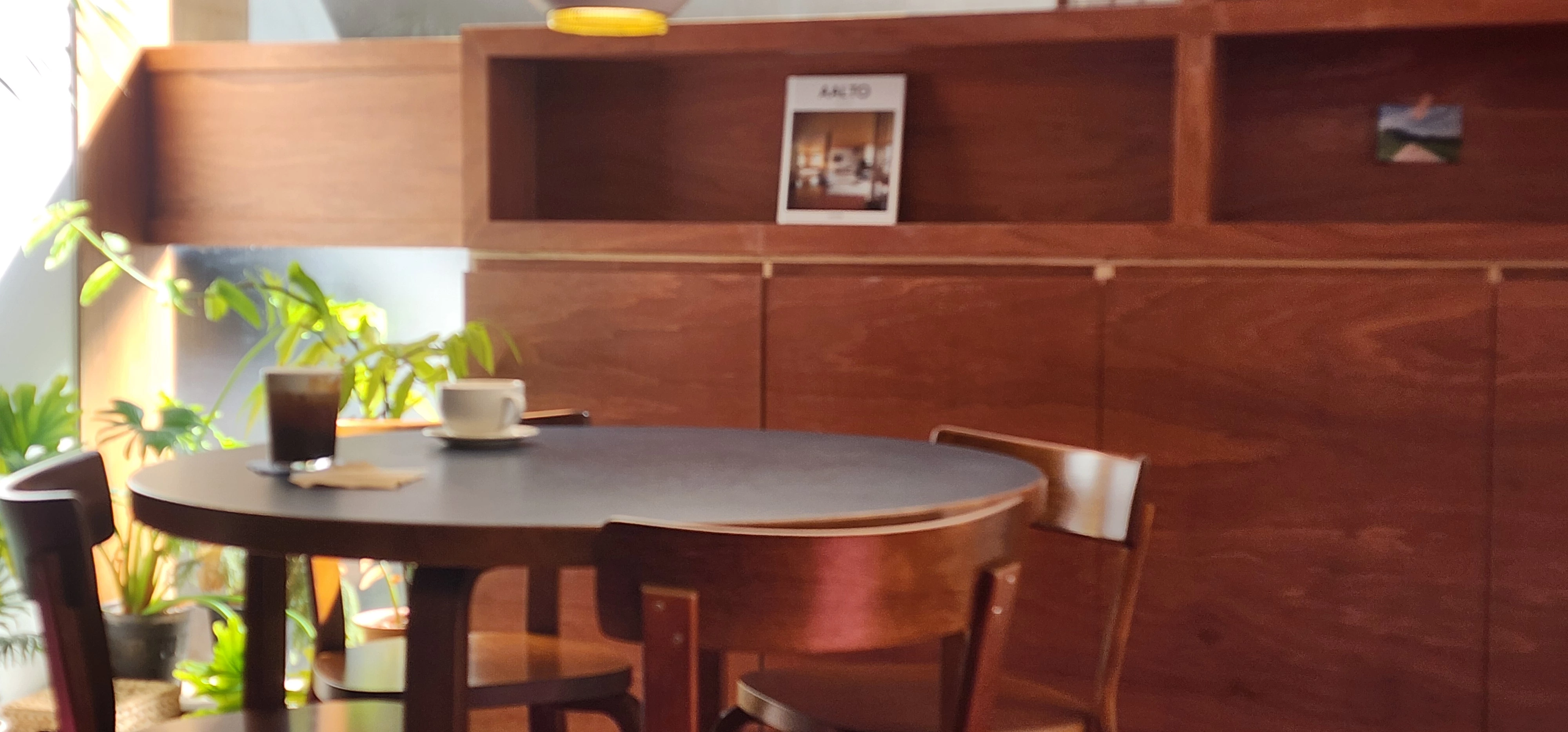 테이블 위 커피잔과 음료