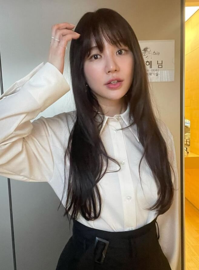 손으로머리를만지는-긴머리여성의모습