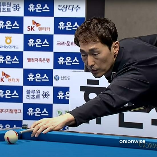 이호영 프로당구선수가 스트록을 준비하고 있는 모습