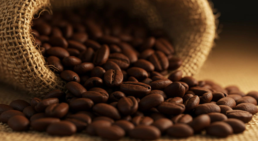 자루에서 쏟아지는 커피 원두 클로즈업