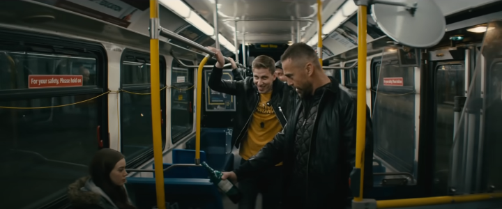 한여성을향해서있는남성들