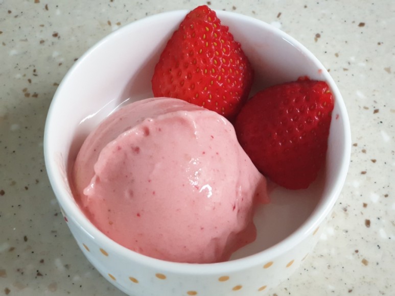 바나나로 만든 딸기 아이스크림