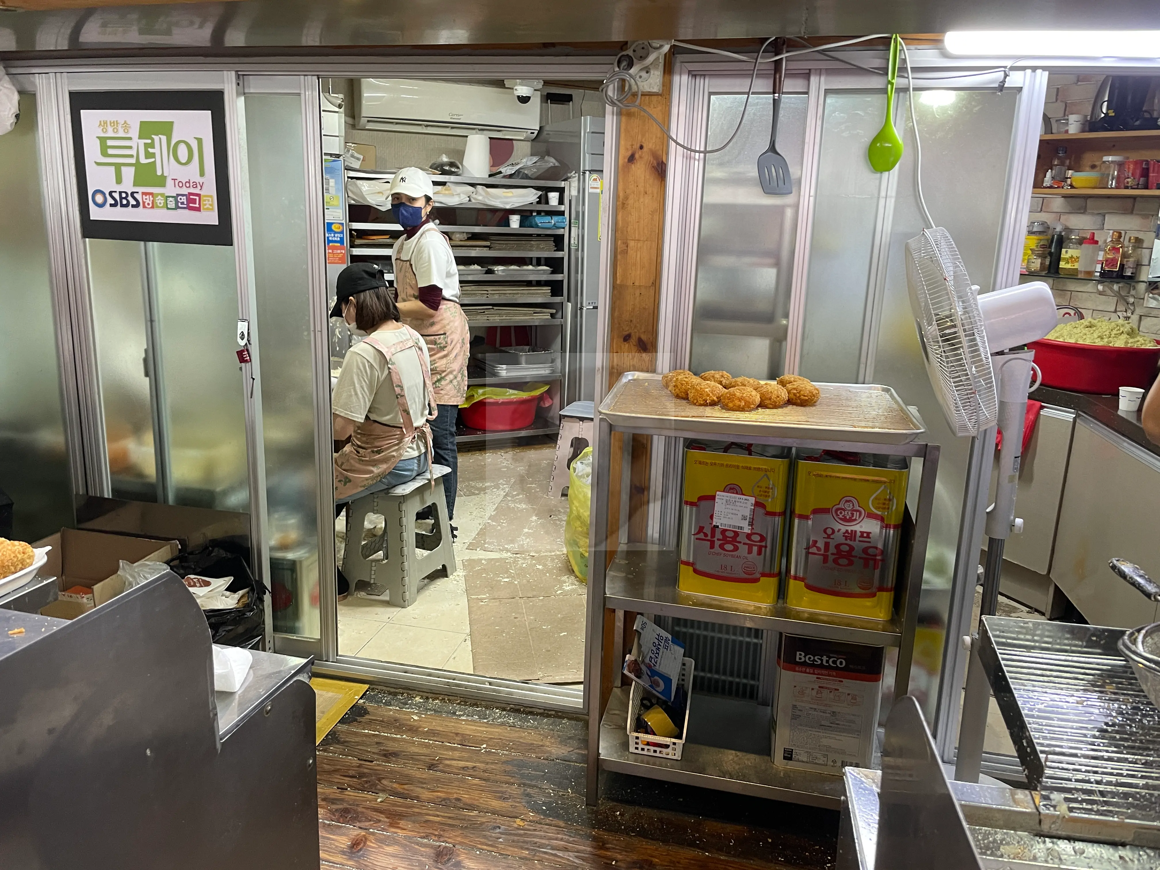 사람들이 직접 고로케 만드는 과정을 다 볼 수 있는 사진