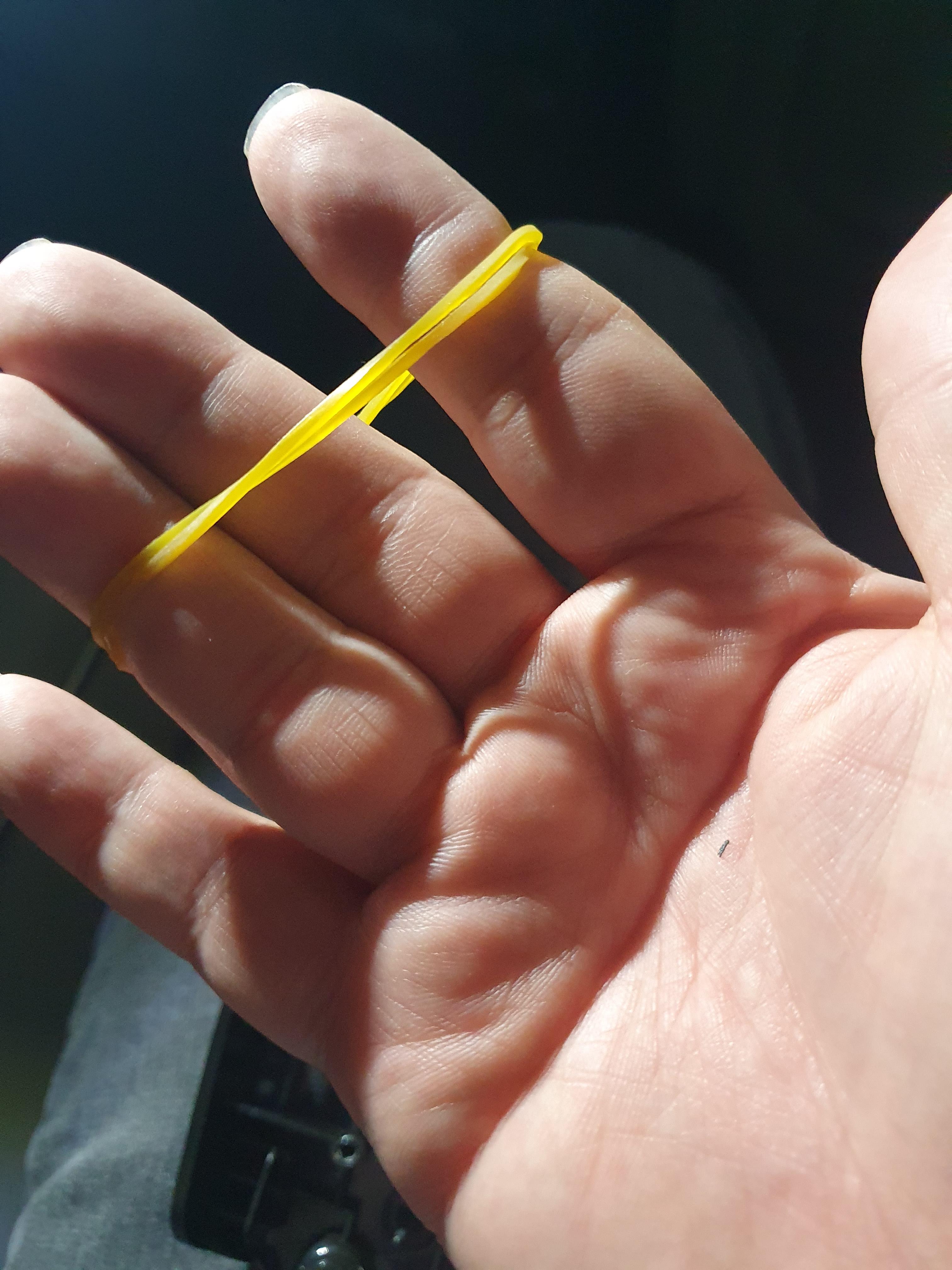 SM6 센터 콘솔 버튼 걸쇠에 고무줄을 걸어요