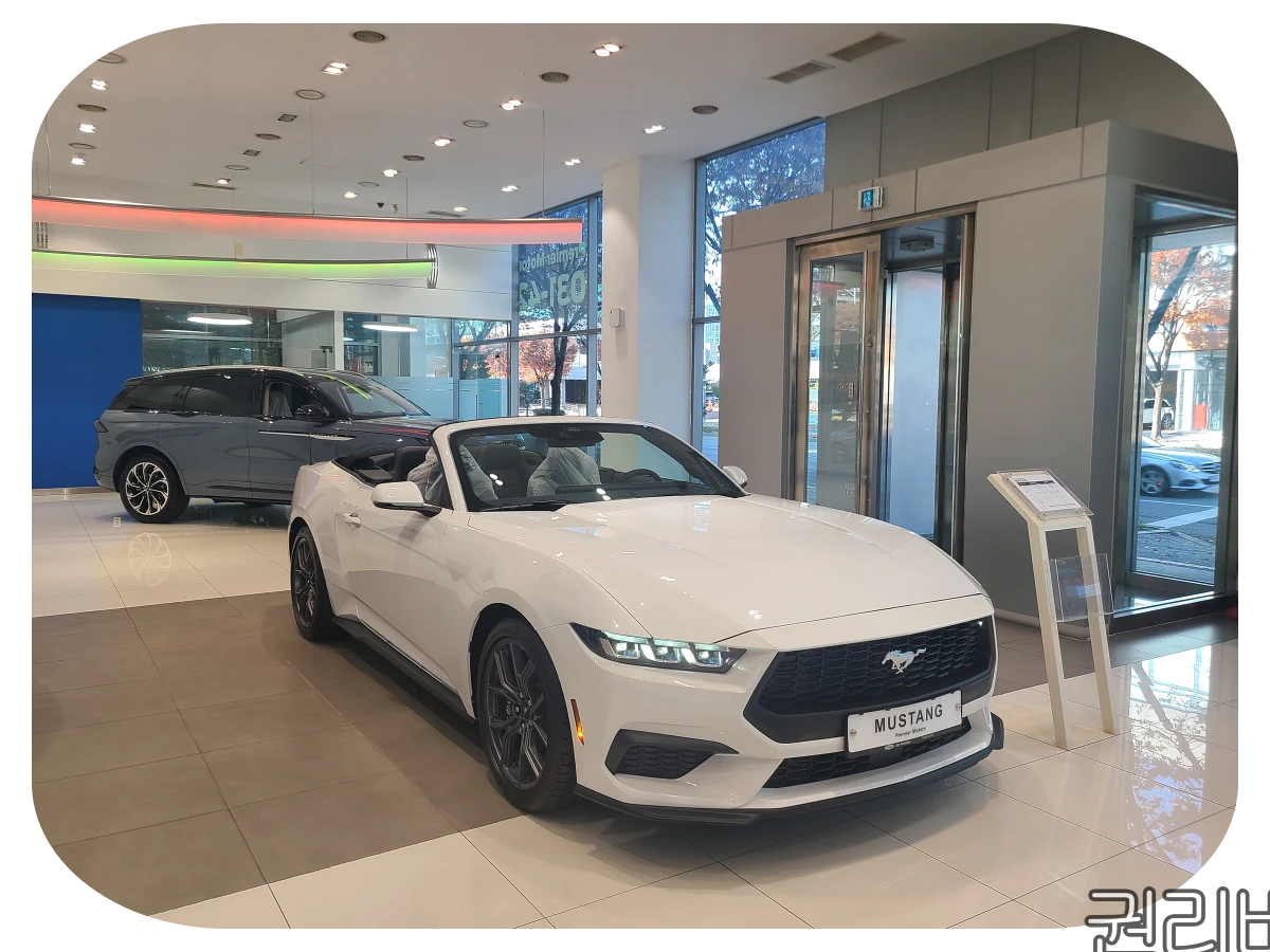 신형 머스탱 전측면