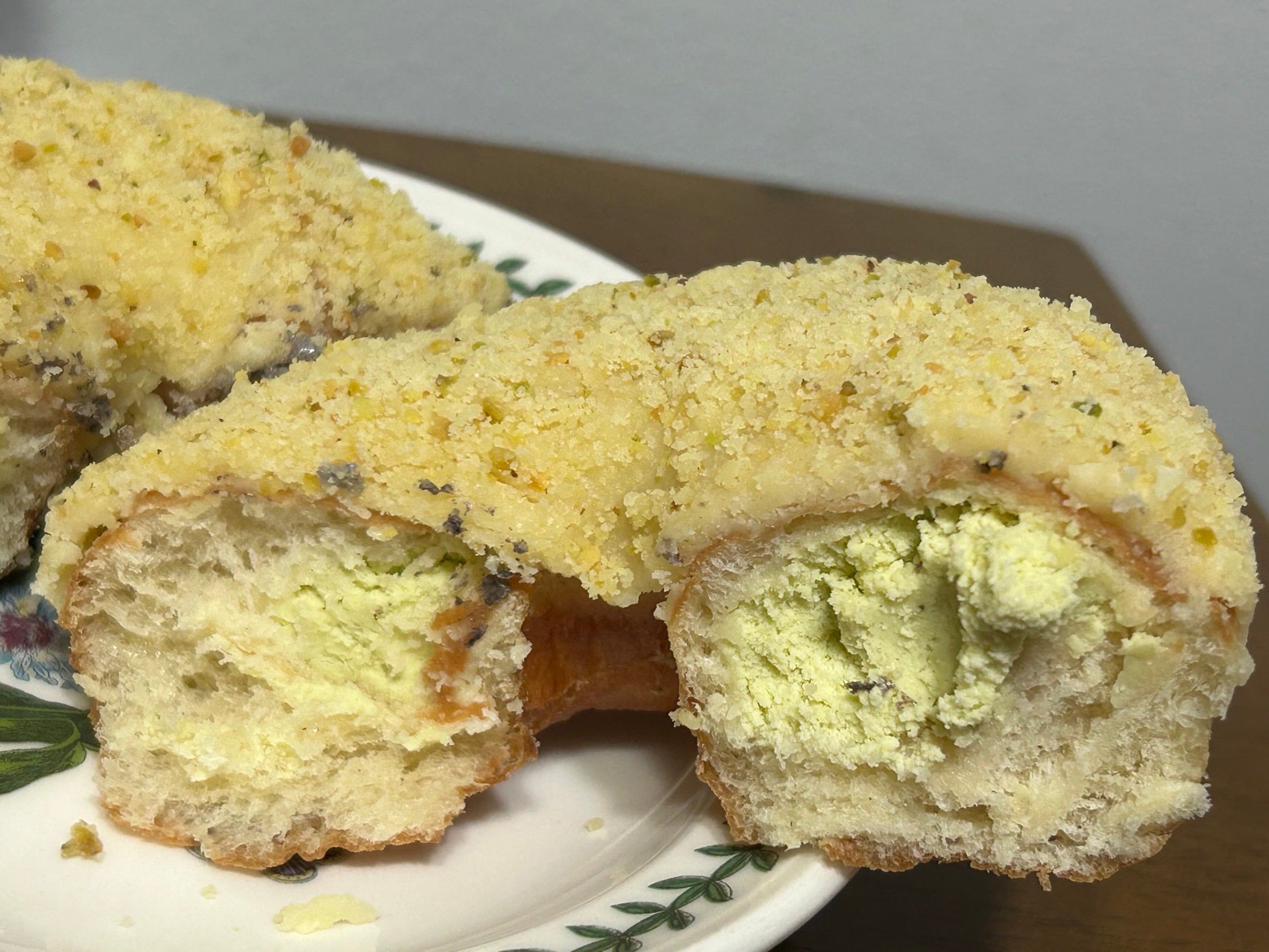 버터 피스타치오 도넛