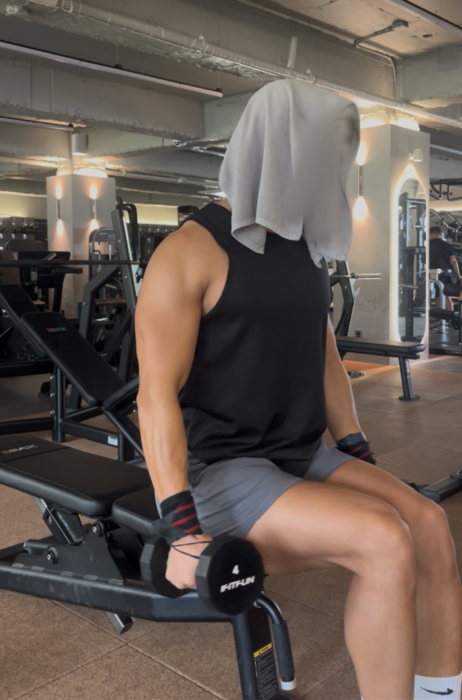 덤벨 프론트 레이즈 준비자세