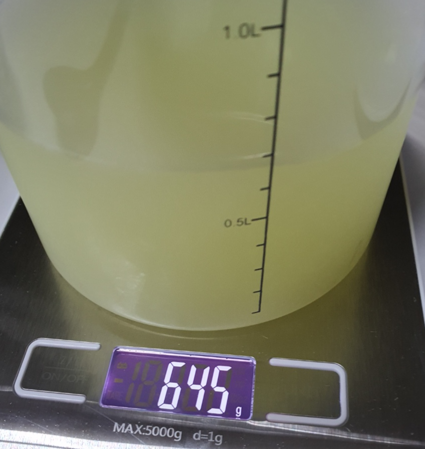 노랗고 미끈 거리는 점성이 느껴지는유청 부피는 700ml정도인데 645g 이다