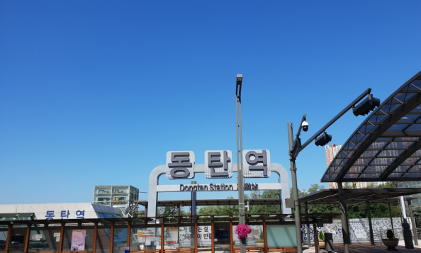 동탄역 앞의 전경, 커다랗게 '동탄역'이라는 큰 간판이 있고 길게 버스 정류장이 늘어서 있다.