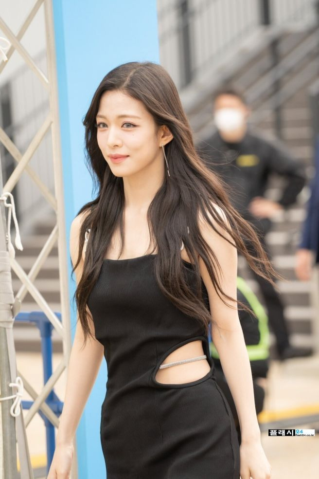 프로미스 나인 이채영 시구 드레스 비주얼