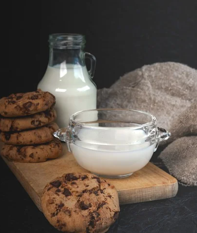 도마위에 올려진 초코쿠키와 우유