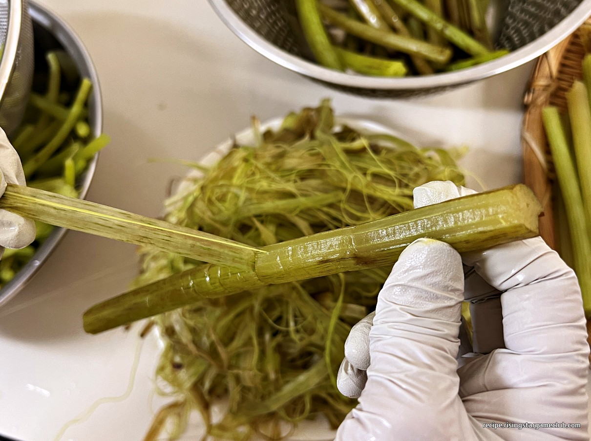 머위 장아찌에 들어갈 머위대의 껍질을 벗겨 손질하는 사진
