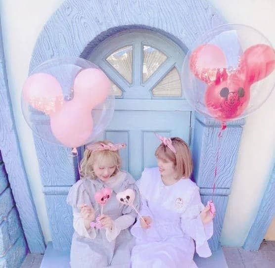 풍선을 들고 있는 여성 2명