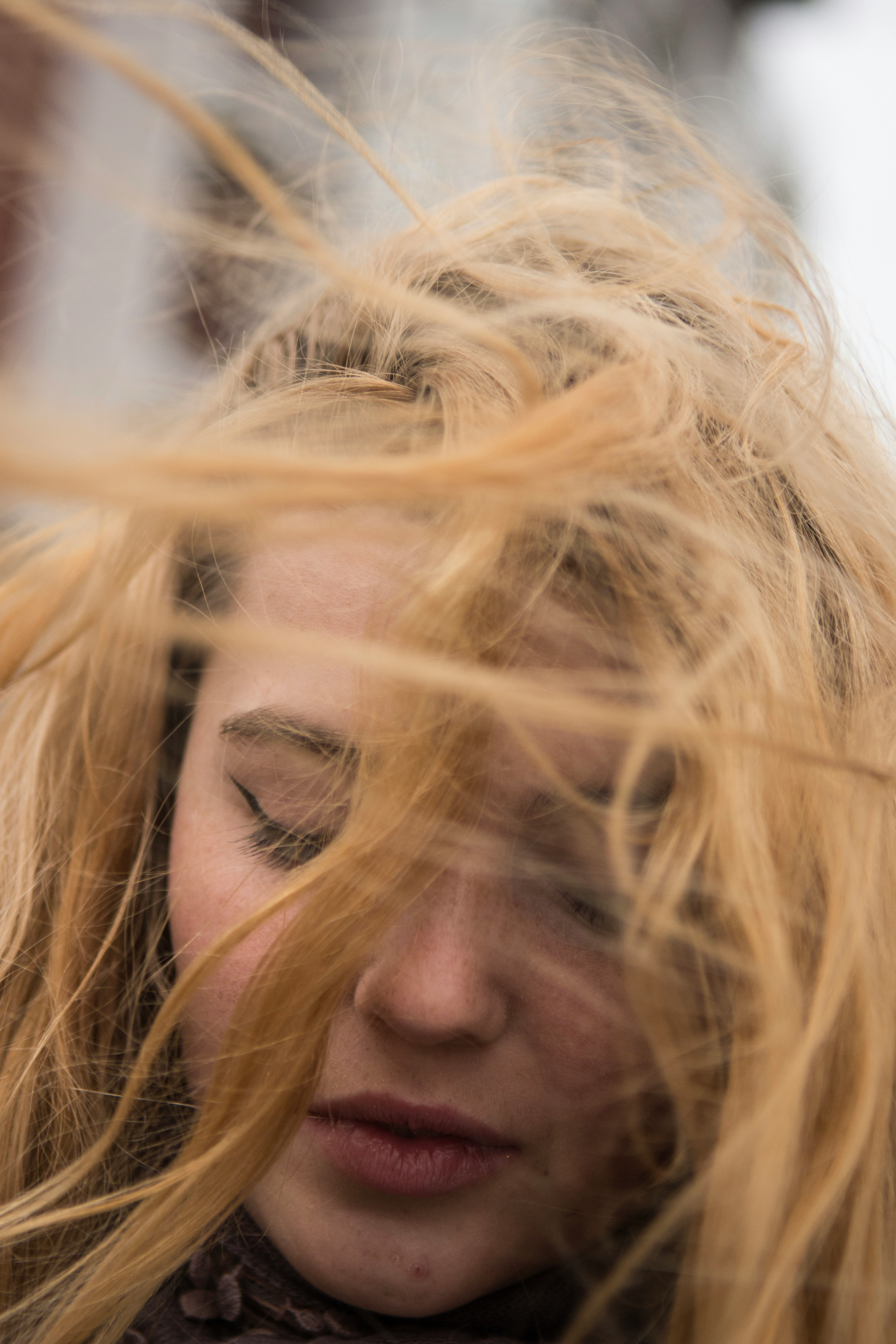 강풍 속에서 머리카락이 흩날리는 여성 &ndash; 감정적 탈진과 혼란의 상징