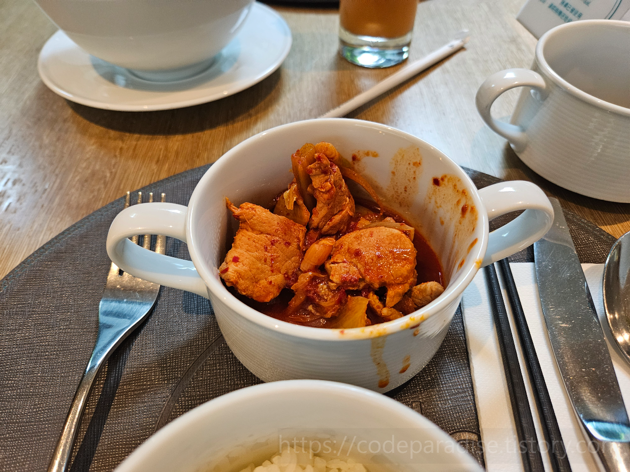 ํธํ
์ฌ์ง