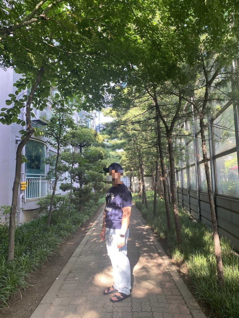 데일리룩(오뭘입)_NY볼캡, 알디씨 반팔 티셔츠, 오더플리즈 와이드 연청 데님 데미지진, 버켄스탁 슬리퍼, 데일리코디, 남자코디, 남자데일리룩, 남자데일리코디, ootd