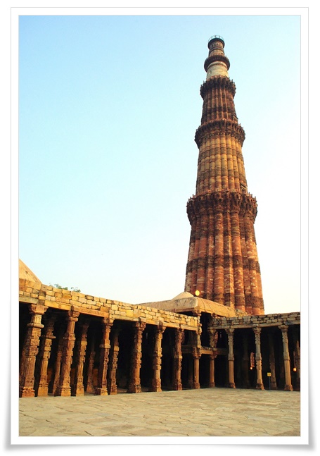 각층사이에 대나무의 마디처럼 구분되어 5개 층으로 구분되어 있는 독특한 모양의 높은 석탑의 전경